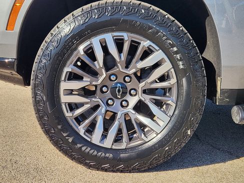 Certified 2025 Chevrolet Suburban Z71 w/ Z71 Off-Road Package image 11