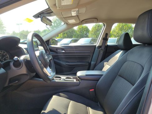 Used 2024 Nissan Altima 2.5 SV FWD image 15