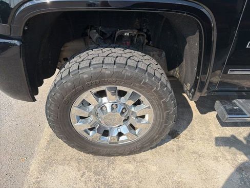 Used 2018 GMC Sierra 2500 Denali w/ Duramax Plus Package AWD/4WD image 2
