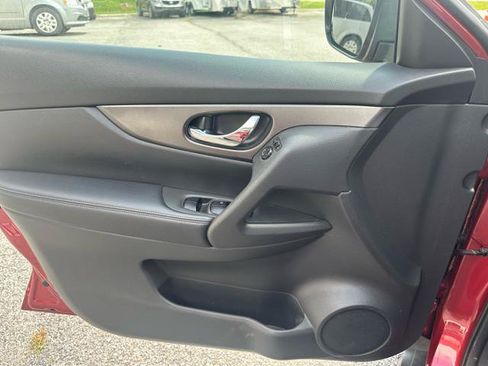 Used 2016 Nissan Rogue S AWD/4WD image 23