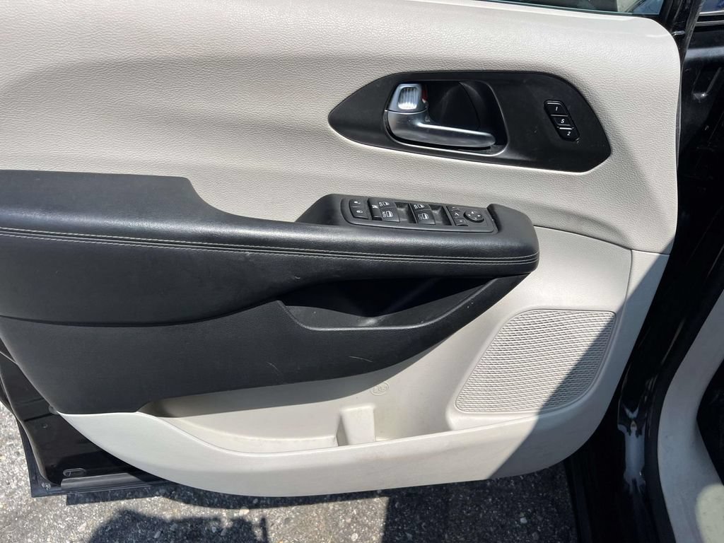 Used 2019 Chrysler Pacifica Limited FWD image 16