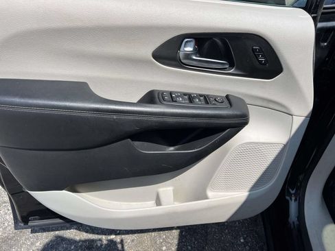 Used 2019 Chrysler Pacifica Limited FWD image 16