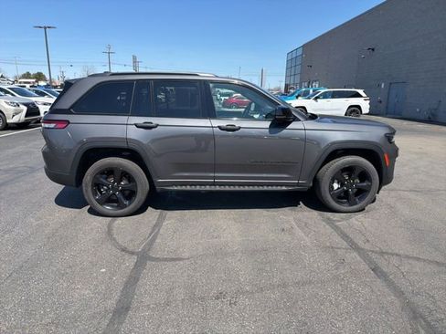 Used 2025 Jeep Grand Cherokee Limited w/ Black Appearance Package image 4