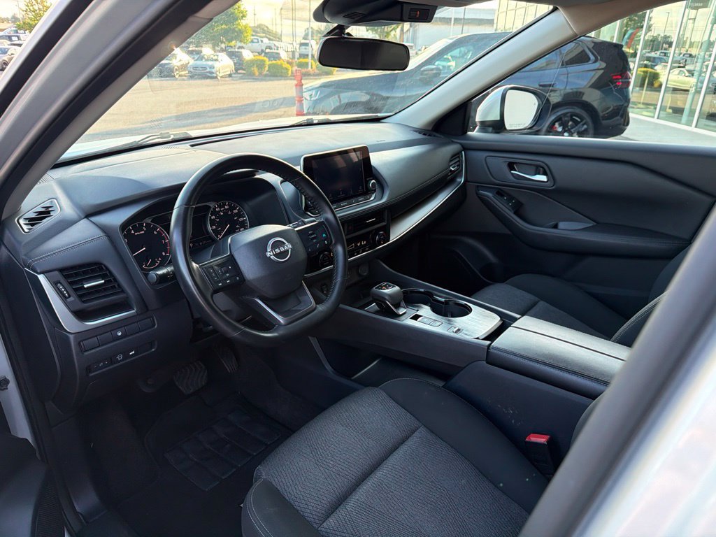 Used 2025 Nissan Rogue SV FWD image 17