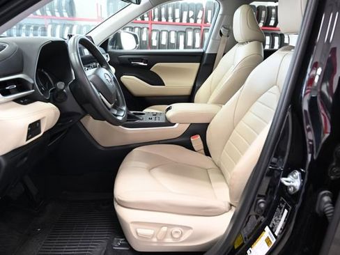 Used 2023 Toyota Highlander XLE AWD/4WD image 11