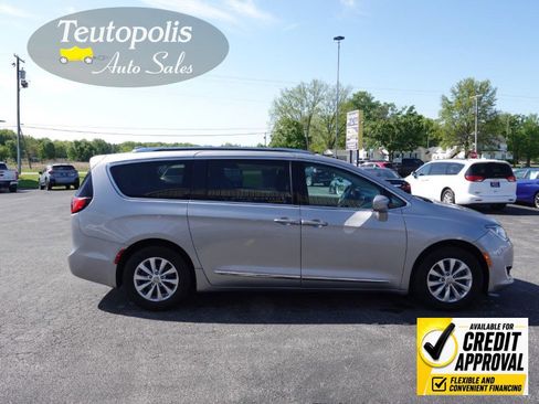 Used 2019 Chrysler Pacifica Touring-L FWD image 3