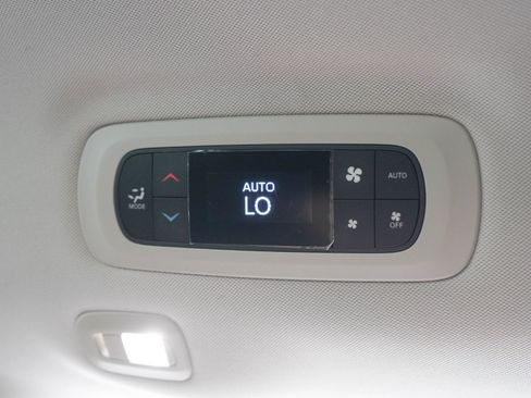 Used 2017 Chrysler Pacifica Limited w/ UConnect Theater Package FWD image 18
