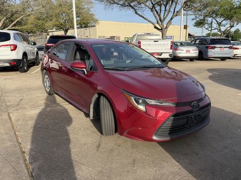 Used 2025 Toyota Corolla LE image 3