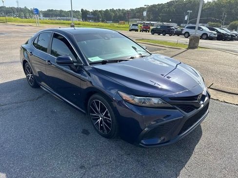 Used 2021 Toyota Camry SE FWD image 3