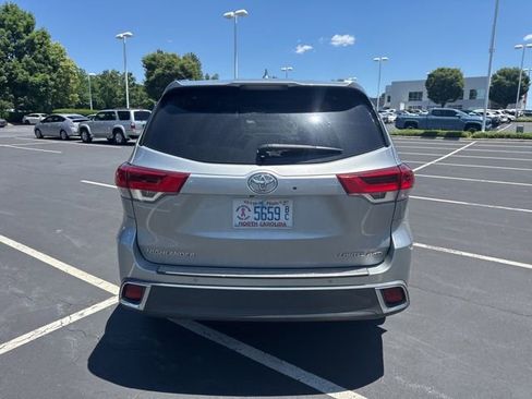 Used 2017 Toyota Highlander Limited AWD/4WD image 5