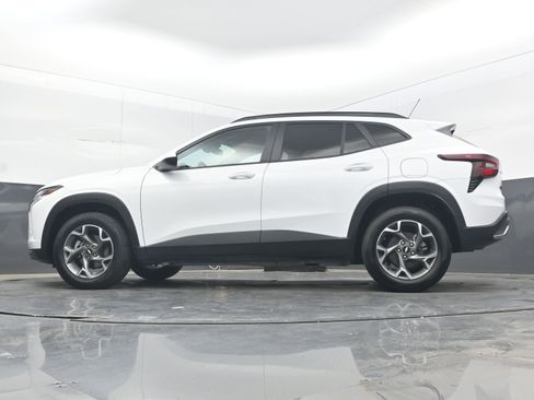 Used 2025 Chevrolet Trax LT w/ LT Convenience Package FWD image 24