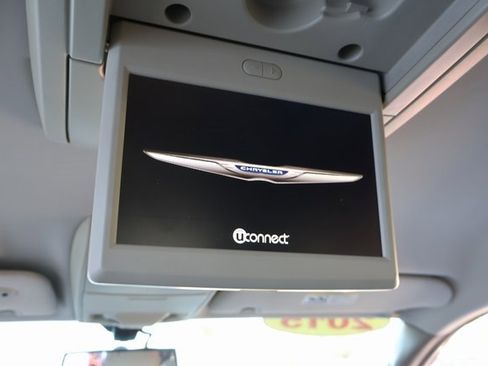 Used 2015 Chrysler Town & Country Touring-L image 13