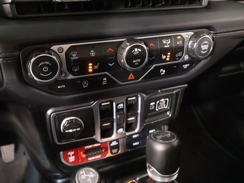Used 2025 Jeep Wrangler Unlimited Rubicon AWD/4WD image 8