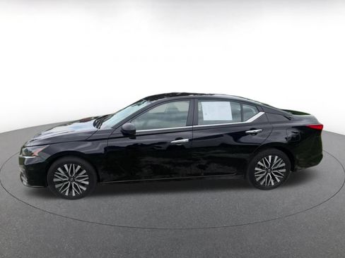 Used 2025 Nissan Altima 2.5 SV FWD image 9