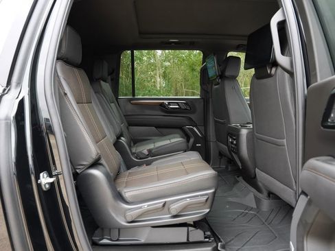 Used 2025 Chevrolet Suburban High Country image 18