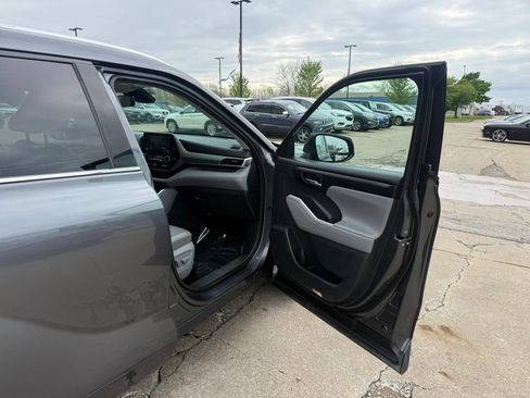 Used 2021 Toyota Highlander XLE AWD/4WD image 25