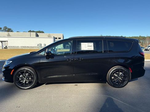 New 2026 Chrysler Pacifica Select image 6