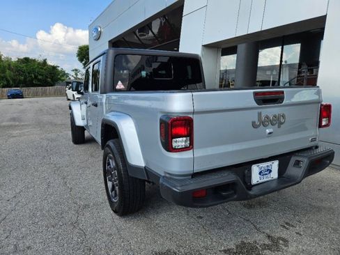 Used 2023 Jeep Gladiator Overland image 3