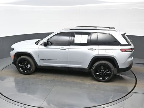 Used 2023 Jeep Grand Cherokee Limited w/ Black Appearance Package image 35