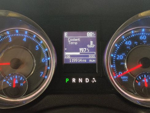 Used 2016 Chrysler Town & Country Touring FWD image 23