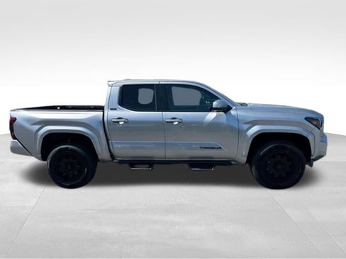 Certified 2025 Toyota Tacoma SR5 AWD/4WD image 9