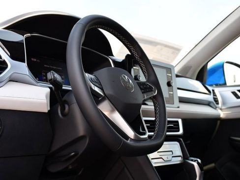 New 2025 Volkswagen Taos SE image 11