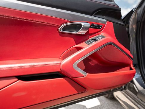 Used 2019 Porsche 718 Boxster RWD image 23