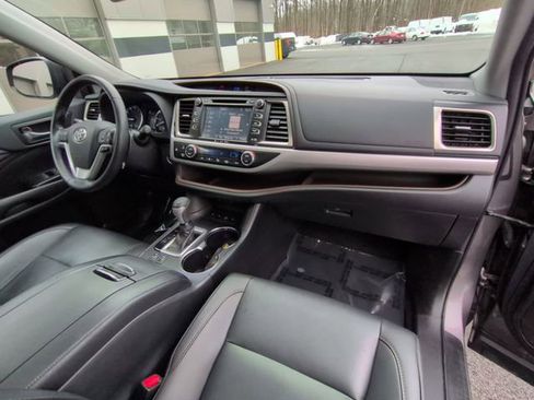 Used 2019 Toyota Highlander XLE image 28