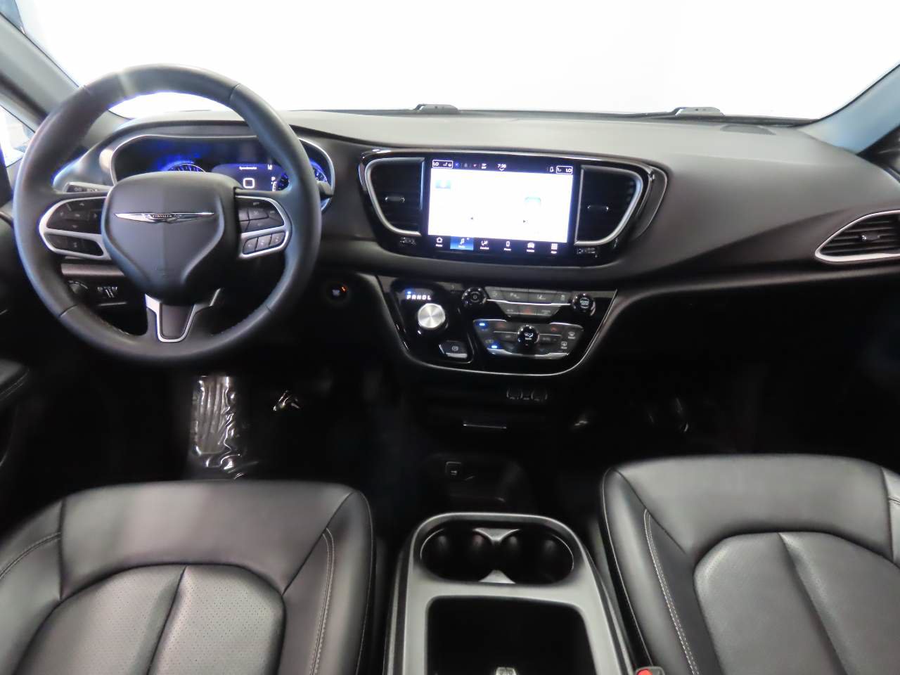 Used 2025 Chrysler Pacifica Select FWD image 13