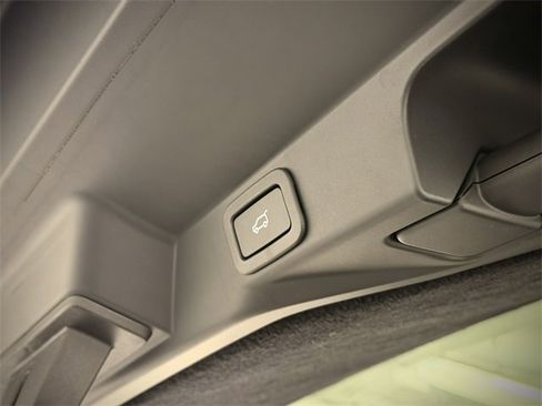 Used 2022 Land Rover Range Rover Sport SVR image 13