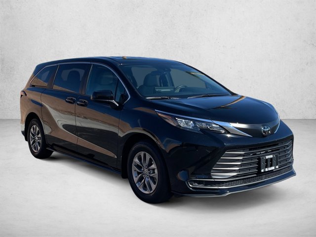 Used 2026 Toyota Sienna LE FWD image 3