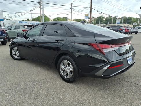 Used 2025 Hyundai Elantra SE FWD image 6