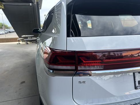 Used 2024 Volkswagen Atlas SE w/ Panoramic Sunroof Package FWD image 13