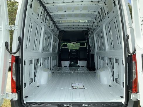 Used 2023 Mercedes-Benz Sprinter 2500 image 10