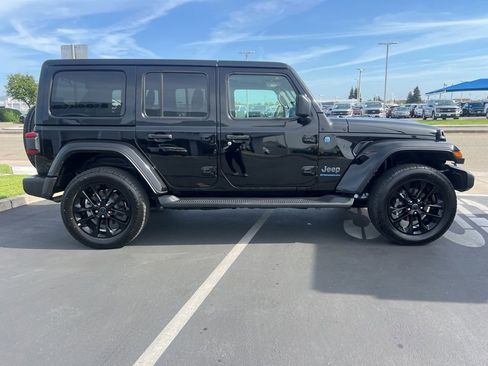 Used 2025 Jeep Wrangler Unlimited Sahara AWD/4WD image 13