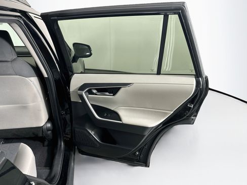 Used 2021 Toyota RAV4 XLE w/ Convenience Package FWD image 30