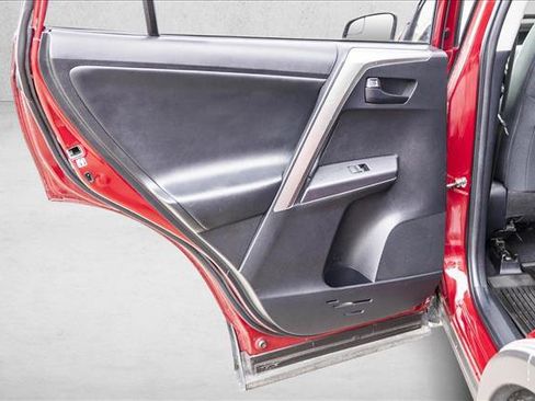 Used 2018 Toyota RAV4 LE image 21