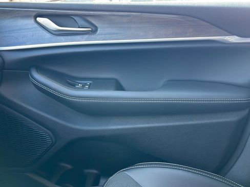 New 2026 Jeep Grand Cherokee Altitude image 21