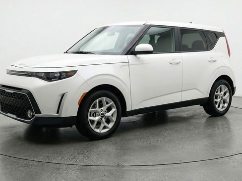 Used 2025 Kia Soul LX w/ LX Technology Package image 3