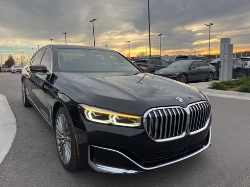 Used 2021 BMW 750i xDrive 750i xDrive w/ Luxury Rear Seating Package image 3