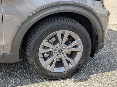 Used 2022 Ford Explorer XLT w/ Equipment Group 202A image 6