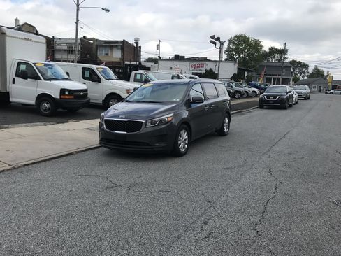 Used 2016 Kia Sedona LX w/ LX Convenience Package FWD image 2