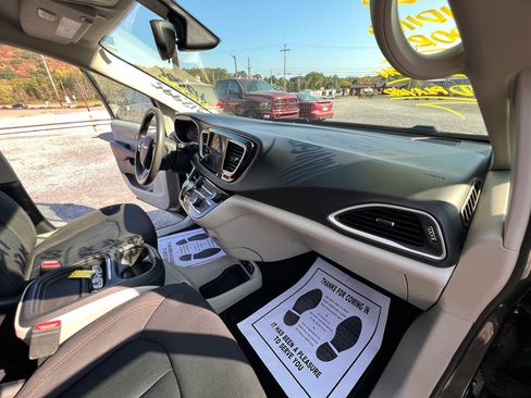 Used 2017 Chrysler Pacifica Touring Plus w/ Tire & Wheel Group image 29