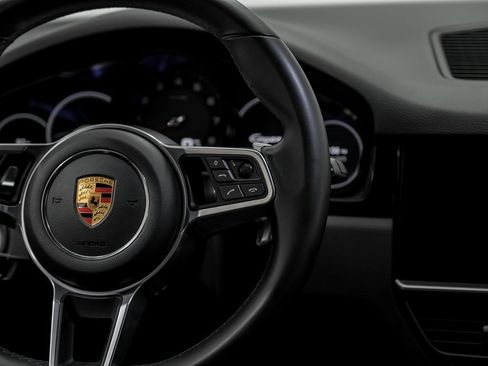 Used 2022 Porsche Cayenne image 16