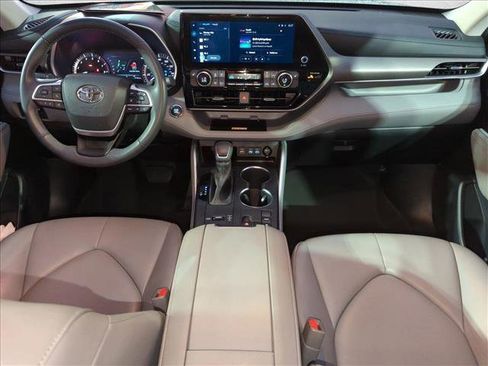 Used 2023 Toyota Highlander XLE FWD image 18