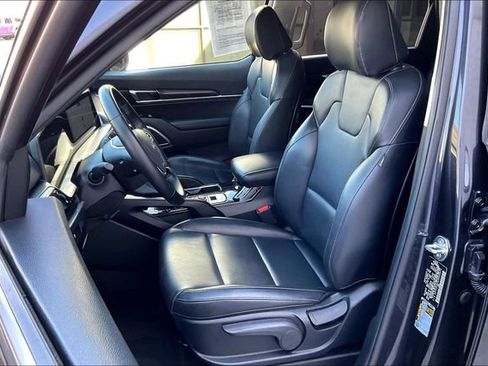 Used 2025 Kia Telluride LX FWD image 24