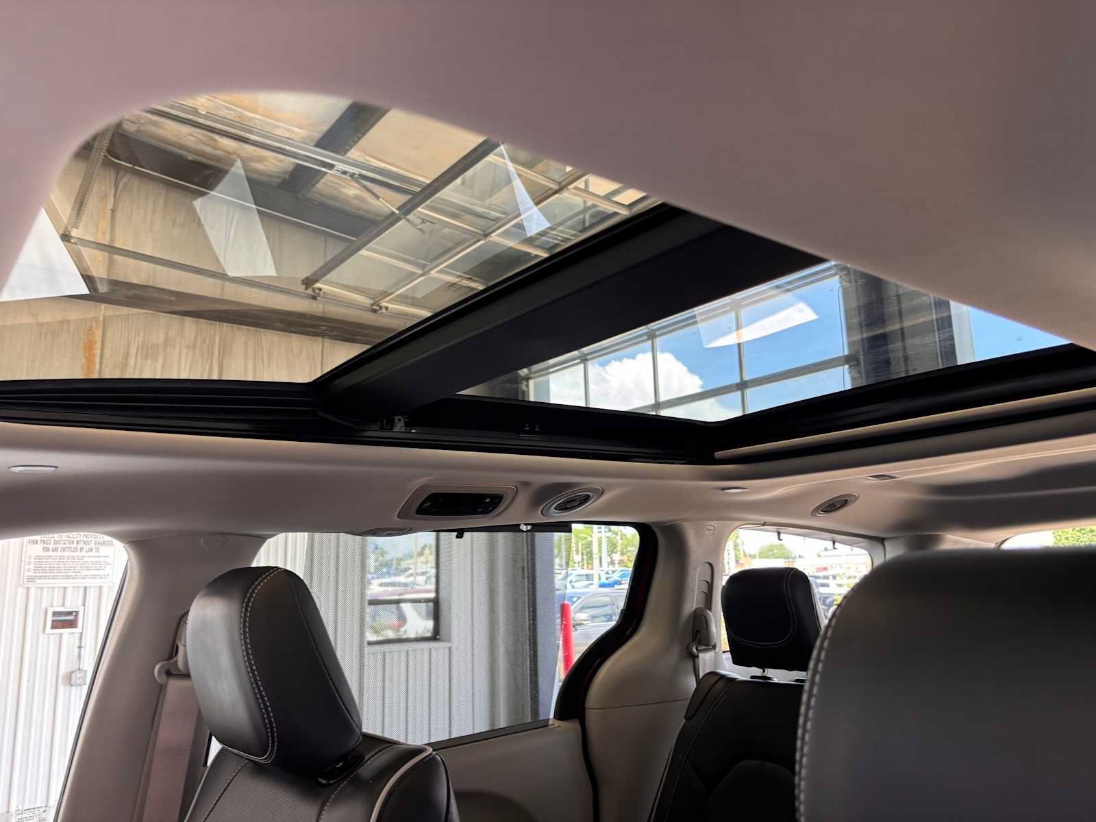 Certified 2024 Chrysler Pacifica Limited FWD image 21