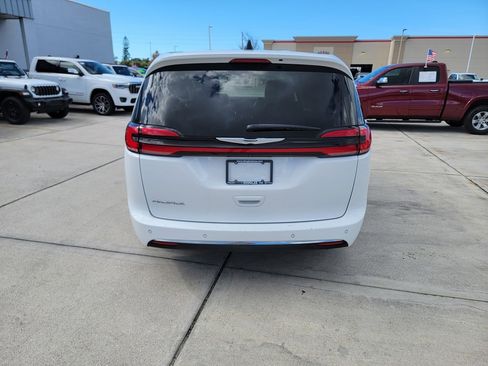 Used 2024 Chrysler Pacifica Touring-L image 4