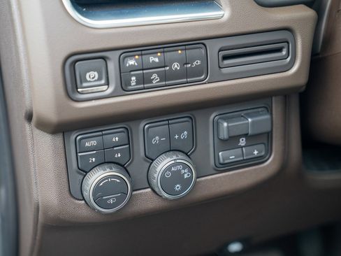 Used 2021 Chevrolet Tahoe Z71 w/ Z71 Off-Road Package image 13