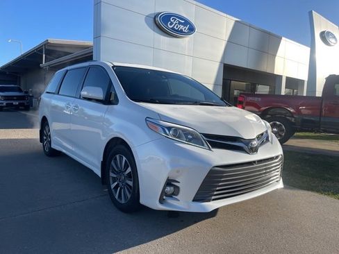 Used 2020 Toyota Sienna XLE image 3